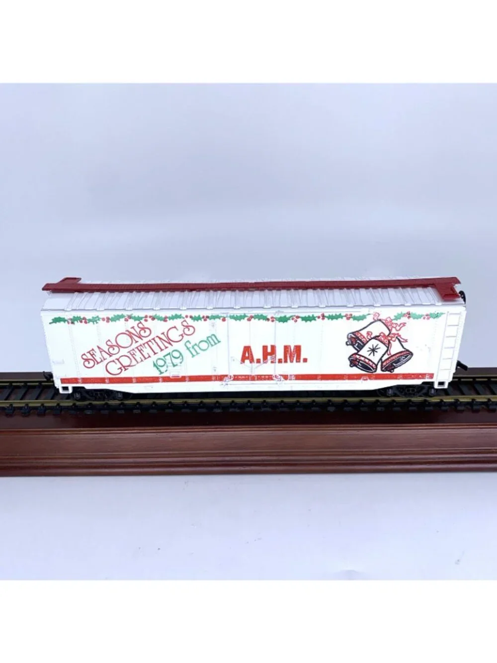 AHM 5582-10 HO Scale Christmas 1979 Seasons Greetings 50' Plug Door Boxcar Vtg